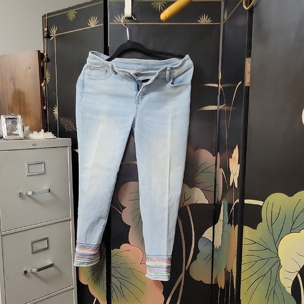 Chicos Size 7/8 Crop Jean W/beading On Hem